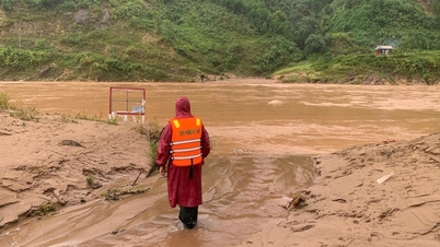 ខេត្ត Quang Tri៖ ផ្លូវចរាចរណ៍ជាច្រើនបានរងការខូចខាតដោយការបាក់ដី និងទឹកជំនន់ ដែលបង្កឱ្យមានការរំខាន។
