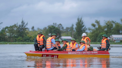 [Ảnh] Thường trực Ban Bí thư Trần Cẩm Tú thăm hỏi, động viên đồng bào vùng lũ Đà Nẵng