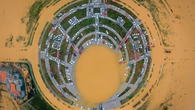 Krajobraz „poetyckiego odcienia” otoczony wodą z góry