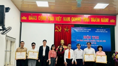 Wręczenie nagród wyróżniającym się kandydatom w Konkursie Informatycznym dla Niewidomych w Hanoi