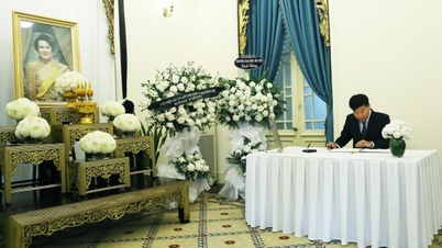 Wakil Menteri Nguyen Manh Cuong mengunjungi dan menandatangani buku belasungkawa untuk mengenang Yang Mulia Ibu Suri Sirikit dari Kerajaan Thailand.