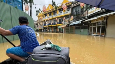 Hotel inundat în Hoi An, turiștii occidentali descriu experiența unei plimbări cu barca ca la Veneția