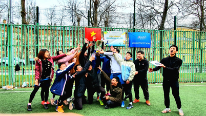 Bau rumput yang terbakar masih melekat di tanah Aries