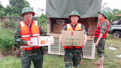 Lực lượng vũ trang thành phố Đà Nẵng nỗ lực hỗ trợ người dân vùng lũ