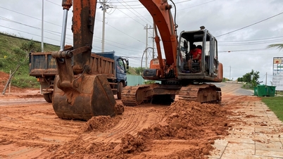 Cát đỏ tràn xuống đường Lạc Long Quân qua phường Tiến Thành