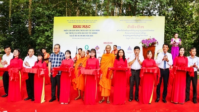 Opening of "Exhibition of booths displaying typical cultural products of Khmer people"