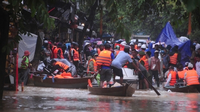 Unusual scene of 'packed' people in Hoi An ancient town during historic flood
