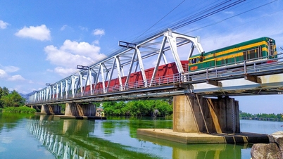Railways and Vietnam Airlines provide free relief goods to the Central region