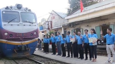 टेट के लिए घर लौटने हेतु वंचित श्रमिकों के लिए हवाई जहाज और रेल टिकट का समर्थन करें