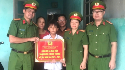 Công an xã Mao Điền nhận đỡ đầu 2 học sinh khó khăn