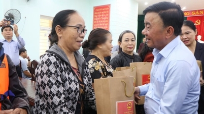 חבר קבוע במזכירות טראן קאם טו מבקר ומעניק מתנות לאנשים שנפגעו מהשיטפונות בהואה