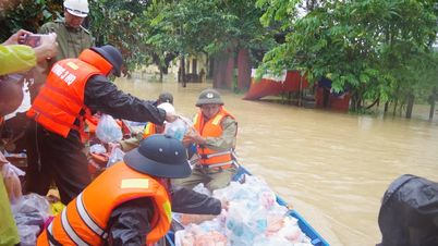 Perwira dan prajurit Kodim 3 di garis depan wilayah Tengah yang dilanda banjir