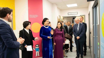 Żona sekretarza generalnego Ngo Phuong Ly odwiedza Szpital Dziecięcy Evelina London