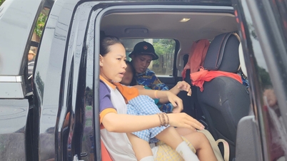 Marine brengt patiënt die vastzit in overstroomd gebied in Da Nang naar spoedeisende hulp