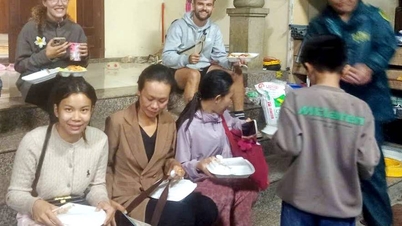 Binh Dien: Supporting a group of tourists stranded due to floods