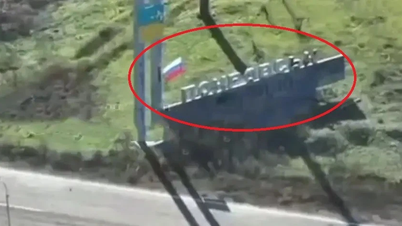 Rosyjskie wojsko podnosi flagi na bramie wjazdowej do miasta Pokrowsk