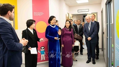 মিসেস এনগো ফুওং লি এভেলিনা লন্ডন শিশু হাসপাতাল পরিদর্শন করেছেন