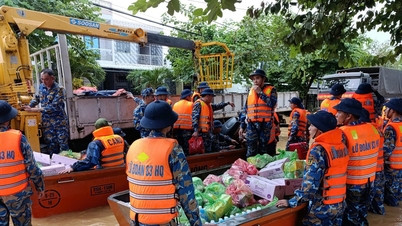 ارتش انبار مواد غذایی خود را برای کمک به مردم منطقه مرکزی در جریان «سیل بزرگ» باز کرد.