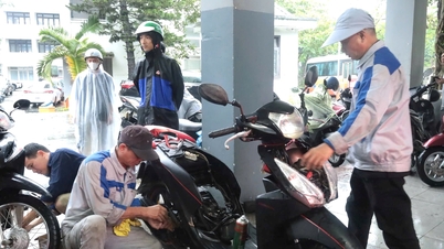 Le Hue College répare gratuitement des motos pour aider les gens