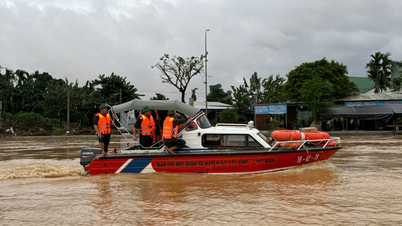 Senior Lieutenant General Truong Thien To visited and presented gifts to support flood victims in Da Nang.