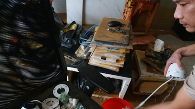 គ្រួសារអាជីវកម្មនៅទីក្រុង Hue មើលមុខទំនិញខូចក្រោយទឹកជំនន់។