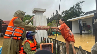 Předání téměř 1 000 darů na podporu lidí v odlehlé oblasti Phu Ho postižené záplavami