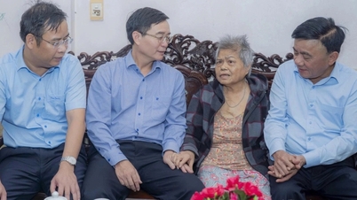 Sekretariat Tetap mengunjungi dan memberikan hadiah kepada korban banjir di Hue