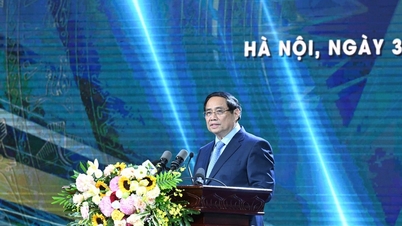 팜 민 찐 총리가 부패, 낭비, 부정성을 예방하고 퇴치한 공로로 국가언론상 시상식에 참석했습니다.