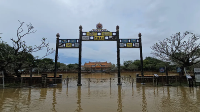 Warisan warna berdiri teguh di tengah-tengah banjir