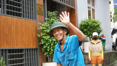 אזורי מגורים רבים בדה נאנג מוצפים עמוקות, סירות וקאנו עומדים בשורה באמצע הרחוב.