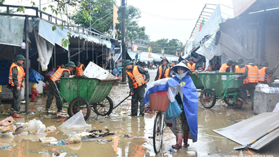 Hue: Współpraca z handlarzami na targu Dong Ba w celu przezwyciężenia skutków powodzi