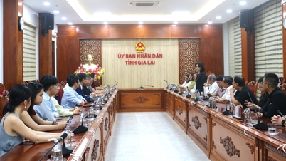 Vedoucí představitelé provinčního lidového výboru spolupracují s filmovým štábem filmu „Tay Son That Ho Tuong“