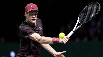 Jannik Sinner er i kvartfinalen i Paris Masters og nærmer seg verdenseneren.