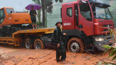 ទាហានសម្អាតផ្លូវទាំងភ្លៀង និងទឹកជំនន់