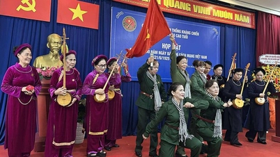 আবেগঘন তারপর হো চি মিন সিটির সিনিয়র জার্নালিস্টস অ্যাসোসিয়েশনের সভায় গান গাওয়া এবং নারকেলের খোসা নাচ।