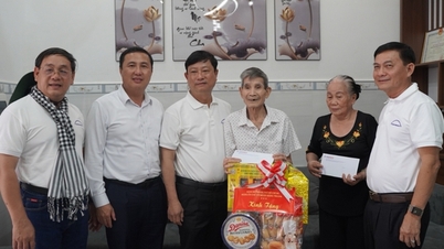 Η αντιπροσωπεία της Κομματικής Επιτροπής των Κομματικών Οργανώσεων της Πόλης του Χο Τσι Μινχ επισκέφθηκε και παρέδωσε δώρα σε οικογένειες πολιτικών στο Κον Ντάο.