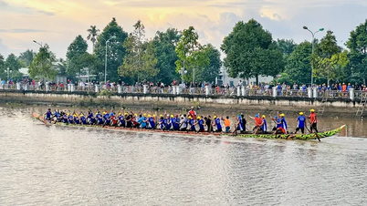 Maspero Nehri'ndeki su yolu trafiğinin, 2025 Can Tho Şehri'ndeki Ooc Om Boc Festivali - Ngo Tekne Yarışı'na hizmet vermesi için aksatılması