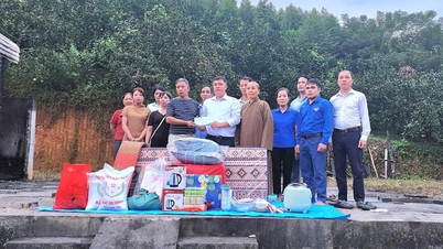 Komite Eksekutif Sangha Buddha Vietnam di provinsi tersebut mengunjungi dan memberi semangat kepada keluarga yang rumahnya terbakar di komune Xuan Van.