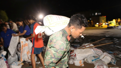 Soldats et civils se tiennent côte à côte pour protéger le remblai d'An Luong.