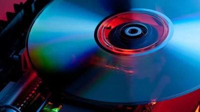 Optikai meghajtóval ellátott laptop modell nosztalgikus embereknek