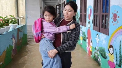 Puluhan ribu pelajar di Ha Tinh dan Quang Tri berhenti ke sekolah buat sementara waktu akibat banjir.
