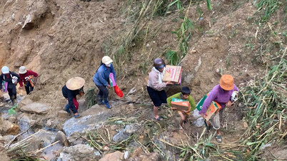 Quang Ngai: Több mint 100 ember nyitott ösvényeket, hogy élelmiszert szállítsanak 5 elszigetelt faluba.