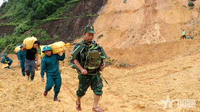 Bộ CHQS TP Đà Nẵng phối hợp với Sở Công Thương hỗ trợ 6 tấn gạo giúp nhân dân vùng lũ