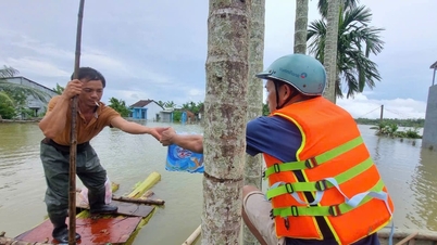 Ngư dân Bình Minh đưa thuyền thúng giúp dân vùng lũ Thăng An