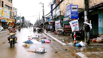 หลังจากเกิดอุทกภัยครั้งประวัติศาสตร์ ทางหลวงหมายเลข 1 ที่ผ่านดานังยังคงถูกน้ำท่วมและวุ่นวายไปทั่วทุกแห่ง