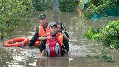 Lam Dong armed forces help people fight floods