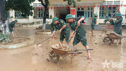 Az 5-ös katonai körzet segít a helyi lakosoknak és vállalkozásoknak Da Nangban leküzdeni az esőzések és árvizek következményeit