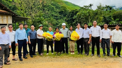 クアンガイ省商工局は救援物資の配送を組織し、自然災害の被災世帯に配布した。