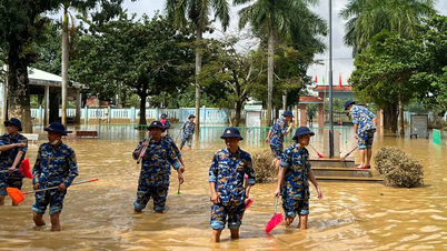 Корпус морской пехоты 3-го региона помогает жителям Дьенбана расчистить грязь после наводнения