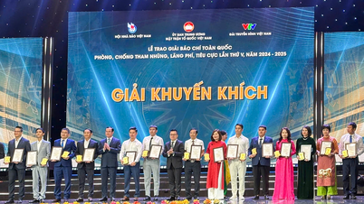 Khanh Hoa Newspaper, Radio and Television won awards at the Press Award for preventing and combating corruption, waste and negativity.